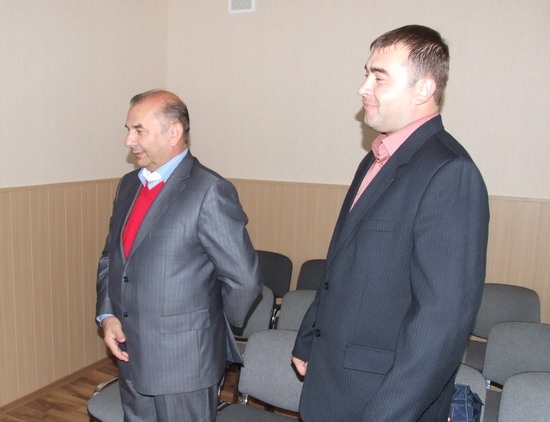 Геннадий Костюков (слева) и Владимир Ржавский ожидают получение удостоверений. 